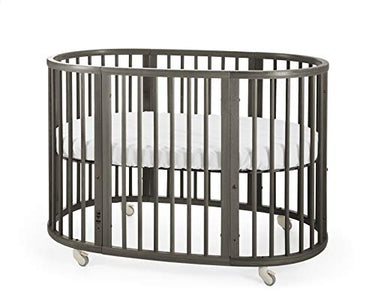 STOKKE Sleepi™ Kinderbett – Mitwachsendes Bett für Kinder aus massivem Holz – Gitterbett in ovaler Form zum Wohlfühlen – Inkl. Matratze – Farbe: Hazy Grey im Sale